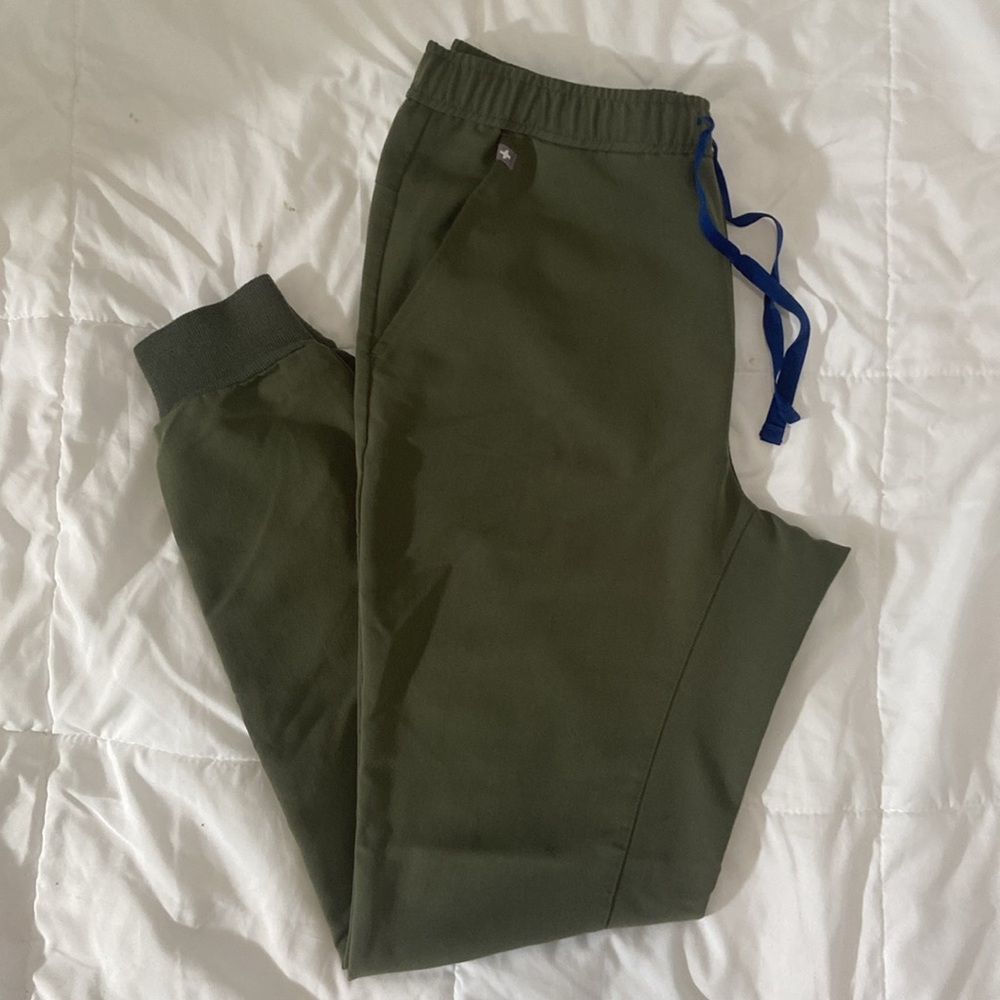 Figs Men’s Tansen Jogger Scrub Pants in MOSS color